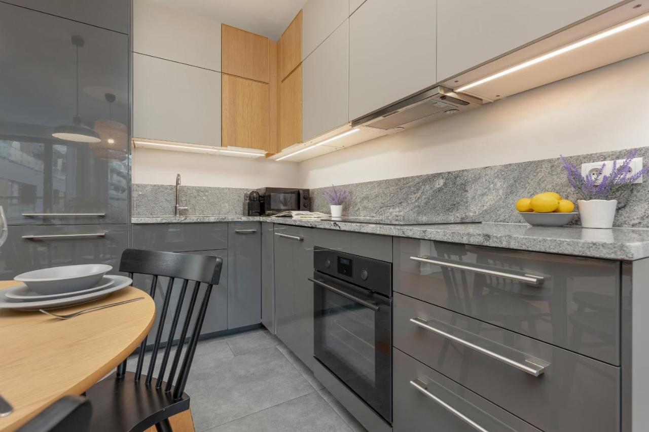 Siedmiogrodzka Air-Conditioned Apartment With Balcony Wola By Noclegi Renters Varşovia Exterior foto